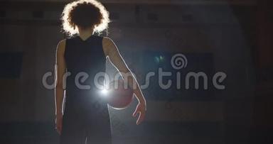 明亮的灯光照明篮球运动员剪影体育馆运动眩光体育馆